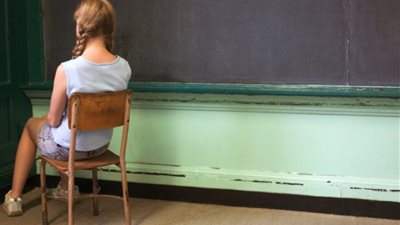 أخصائية تعديل السلوك تكشف مميزات وعيوب «كرسي العقاب» للأطفال