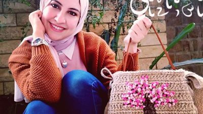 «نور طلعت».. إبداع في تطوير الحقائب النسائية وتقديمها بخامات وأشكال مختلفة