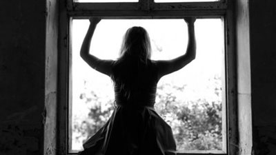 ندم واكتئاب.. أسرار انتحار زوجة من نافذة شقتها بالهرم   