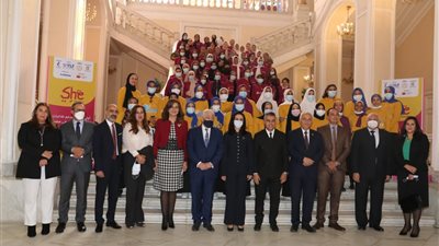 د. مايا مرسي تكرم الفرق الفائزة في مسابقة 