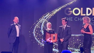 بعد تسلمه جائزة القدم الذهبية.. زوجة محمد صلاح تتصدر محركات البحث