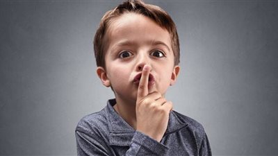 قد تكوني السبب.. استشاري علم نفس تكشف أسباب كذب الأطفال 