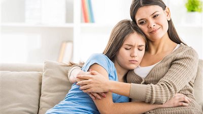 التعامل مع الطفل اليتيم.. طرق حمايته من المشكلات النفسية