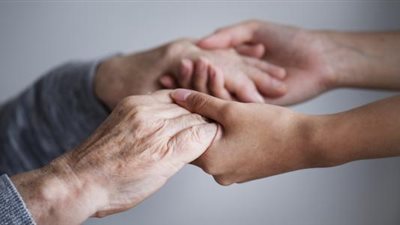 هل بر الوالدين يكفر الذنوب؟.. دار الإفتاء تُجيب