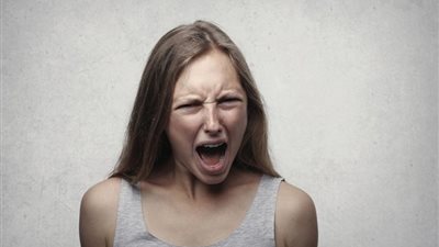 النساء الأكثر انفعالًا وتوترًا حسب برجها