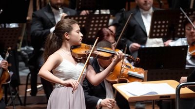 حفيدة عبد الرحمن أبو زهرة تتألق في مسابقة كسارة البندق للآلات الوترية