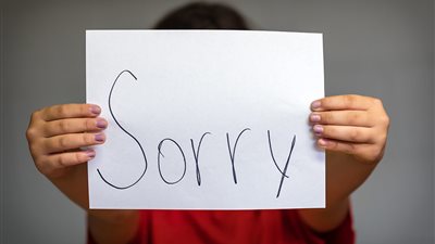 «أنا آسفة».. مشاهير اعتذروا عن أفعالهم الفاضحة علانية