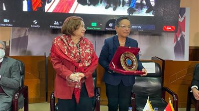 «جامعة أكتوبر» تكرم أنيسة حسونة عن مجمل أعمالها الخيرية