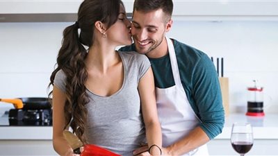 إزاي تغازلي زوجك؟.. الإجابة من وجهة نظر جروبات «فيسبوك» 