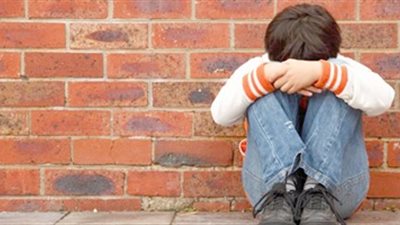 طلب النوم بغرفة والده المتوفى.. فعاقبته أمه وزوجها بطريقة وحشية