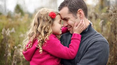 «أوصفي أبوكي بعبارة قصيرة».. كيف وصفت البنات مشاعر حب الأب على «فيس بوك»؟