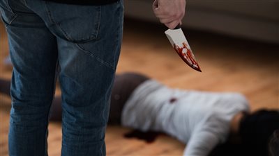 طعن زوجته بالسكين ثم انتحر.. والسبب «توك توك»