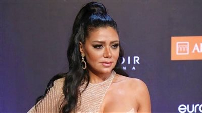 «أبيض وأسود».. ظهور مفاجئ لـ رانيا يوسف من إسبانيا| صور