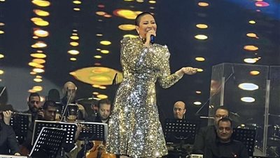 في حفلها بأبو ظبي شرين عبد الوهاب لـمعجبة 