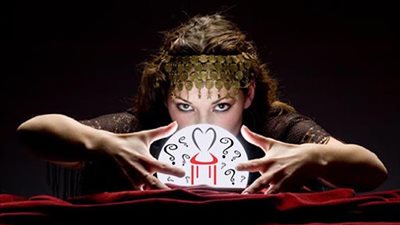 خبير نفسي: إيمان الناس بالتنجيم والخرافات موجود في الشريط الجيني