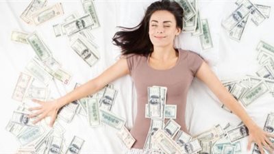 «أنانية ومحرومة».. كيف تتعامل مع الزوجة المادية؟ 