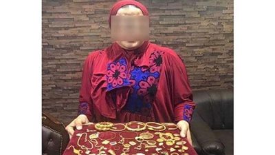 أغراها بريق الذهب فخانت الأمانة وسرقت.. اعترافات خادمة
