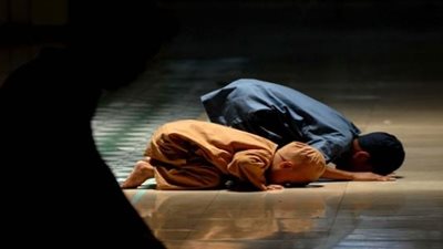 الإفتاء: إذا قال لك ابنك أنه صلى صدقيه