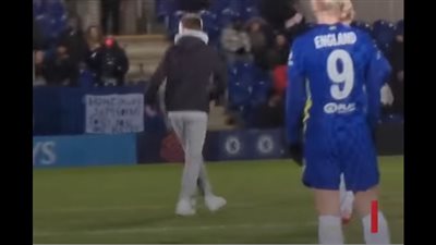 عقاب غير متوقع لشاب اقتحم مباراة نسائية بسبب لاعبة| فيديو