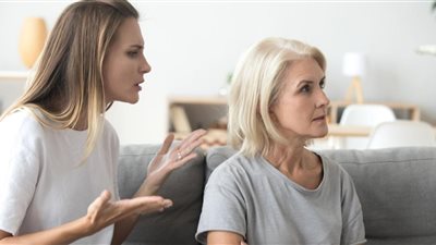 «اتقي شر حماتك».. نصائح للتعامل مع أم زوجك لكل عروسة جديدة