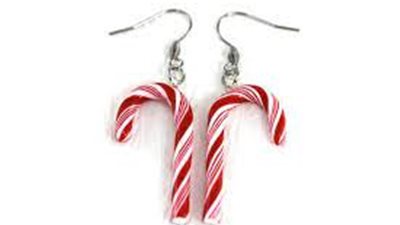 تألقي في رأس السنة.. طريقة بسيطة لصنع أقراط الكريسماس في المنزل