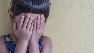 تفاصيل مثيرة في واقعة تعذيب أب لطفلته وحرقها بالدقهلية