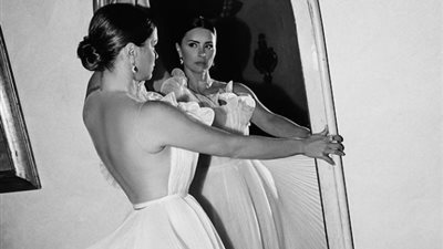 «السماء الزرقاء تبتسم لي».. نور اللبنانية بإطلالة تشبه كيم كارداشيان| صور