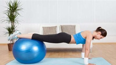 الكرة الرياضية.. تمارين في البيت لجسم رشيق دون الذهاب للجيم