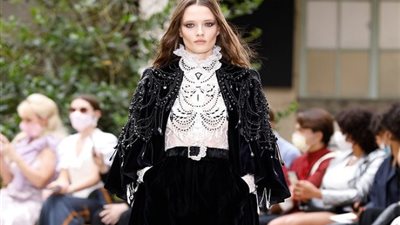 انعمي بالدفء والأناقة.. جاكيت فساتين السهرة أحدث صيحات الموضة