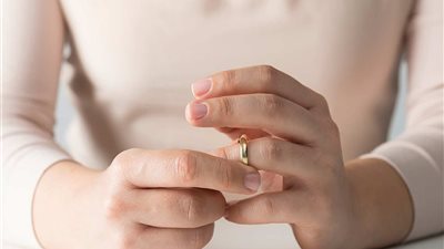 مُدرسة فى دعوى خلع: «زوجي يعشق المُسنات.. والواتس آب كشفه»