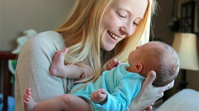 تصرفات غريبة للأمهات الجدد.. أبرزها البكاء والضحك لأتفه الأسباب