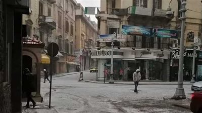 «الشوارع بيضاء».. تساقط الثلوج على الإسكندرية يحولها إلى مدينة أوروبية| صور