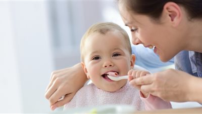 4 علامات تدل على استعداد طفلك لتناول الطعام 