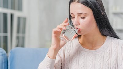«تنقية جسمك».. أسباب تجعلك تشربين المياه بكثرة في الشتاء
