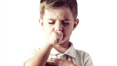 طبيب يكشف أسباب انتشار الكحة بين الأطفال.. فيديو