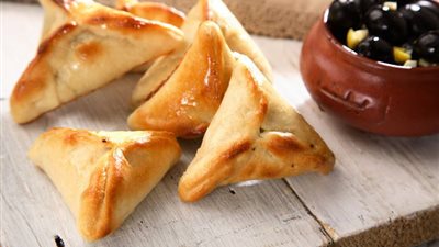 من المطبخ السوري.. طريقة عمل مناقيش السبانخ