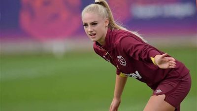 شاهد.. لاعبة أستون فيلا تغازل جمهورها في دبي 