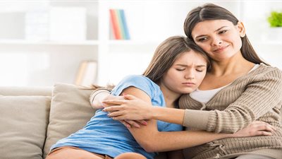 علامات تؤكد أن بنتك المراهقة «عايشة» قصة حب