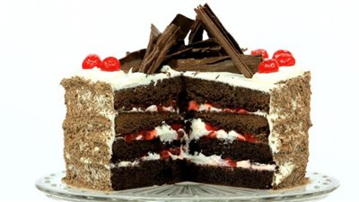 بخطوات سهلة وبسيطة.. طريقة عمل تورتة بلاك فورست في الكريسماس