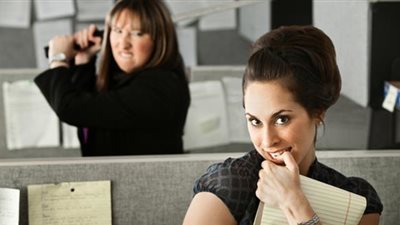 طبيبة نفسية تكشف أفضل أسلوب لتعامل البنت مع زملائها في العمل