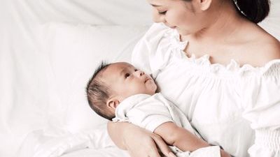 أم لأول مرة.. 3 نصائح هامة للرضاعة الطبيعية والصناعية