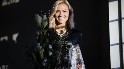 مهاجمة برشلونة أفضل لاعبة كرة قدم سويدية في 2021