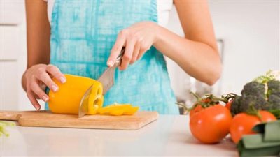 لوح تقطيع الخضروات.. قاتل صامت في مطبخك: «كله سموم» 