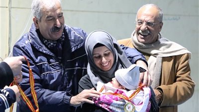 تصرف غير متوقع من لاعبة مع رضيعتها بعد فوزها بالذهبية 