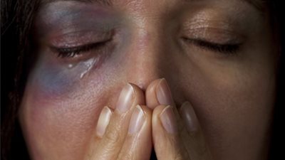 زوجة في دعوى طلاق: طردني في الشارع بملابسي الداخلية ومرضاش يدخلني