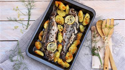 «بالبشاميل وبالبطاطس».. طرق جديدة لعمل صينية السمك| صور