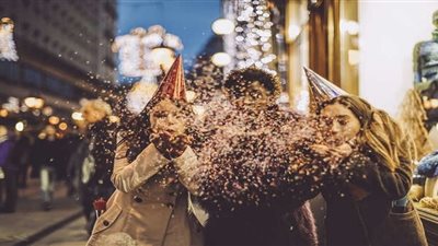 أغرب عادات الاحتفال بليلة رأس السنة.. «النوم بالمقابر وغطسة الدب»| صور