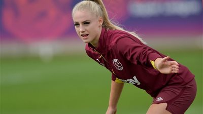 «هوت شورت».. أليشا ليمان تنشر صور إجازتها في دبي