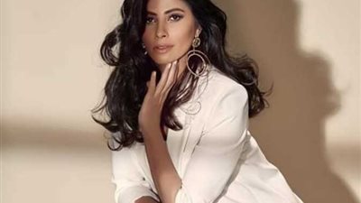 «شراب كولون».. روبي تثير الجمهور بإطلالة الكريسماس| صور