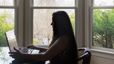 «بعد 10 سنوات من الحب» تكتشف أنها كانت على علاقة مع ابنة عمها